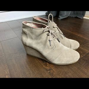 Toms Desert Suede Lace Up Wedge Heel Ankle Booties Boots Women’s US 12 like new